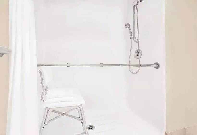 בית מלון כפרי Ramada By Wyndham Hancock Waterfront