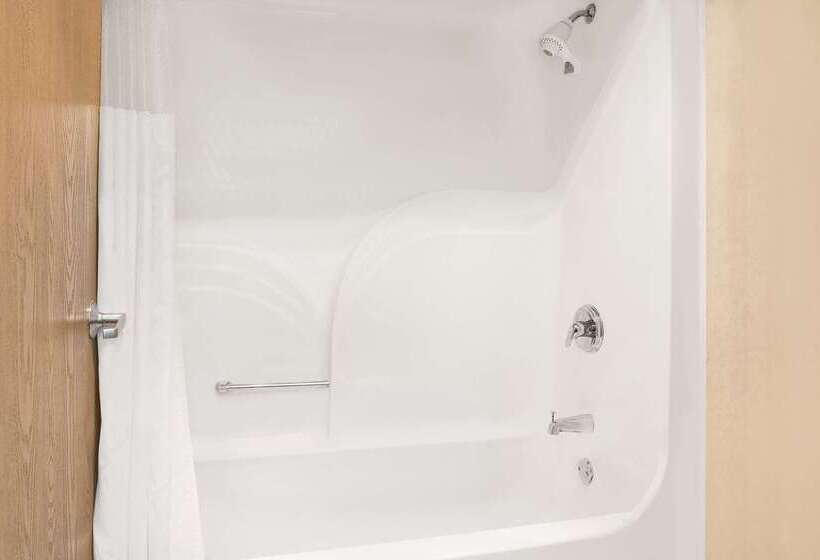 호텔 Ramada By Wyndham Hancock Waterfront