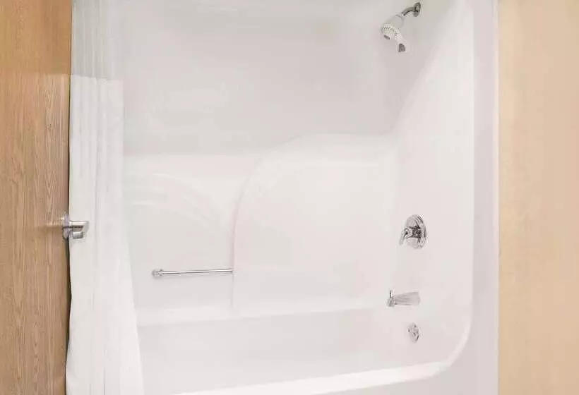 בית מלון כפרי Ramada By Wyndham Hancock Waterfront