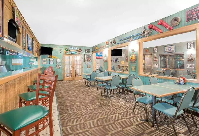 בית מלון כפרי Ramada By Wyndham Hancock Waterfront