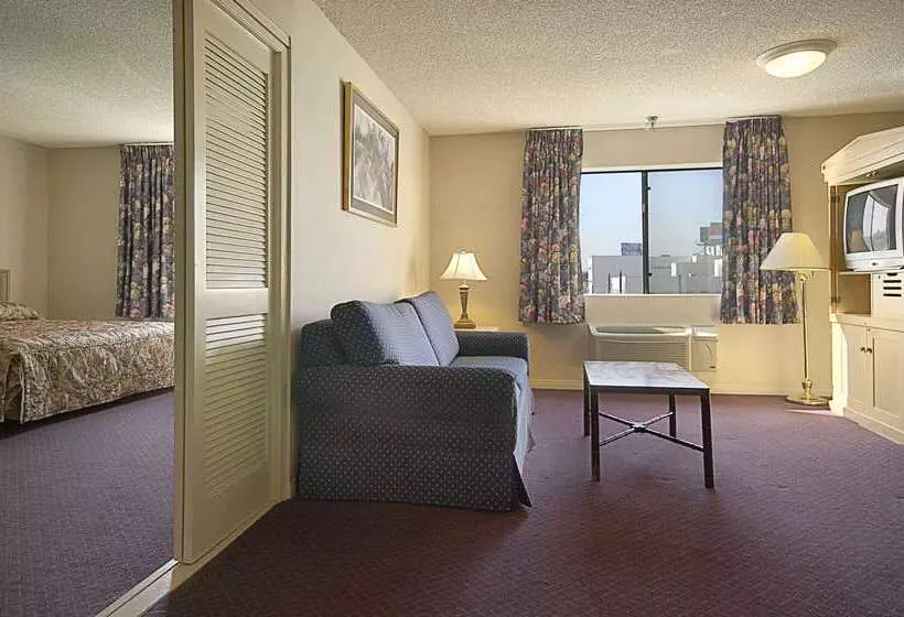 בית מלון כפרי Ramada By Wyndham Los Angeles/wilshire Center