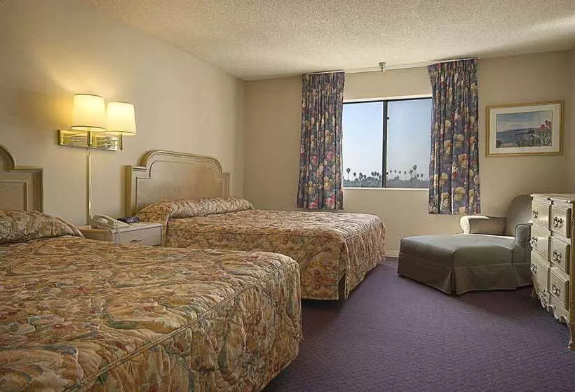 בית מלון כפרי Ramada By Wyndham Los Angeles/wilshire Center