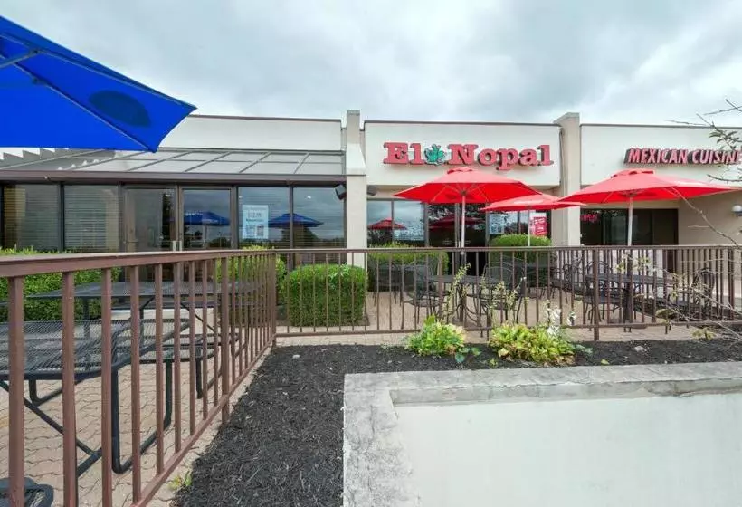 호텔 Ramada By Wyndham Louisville North