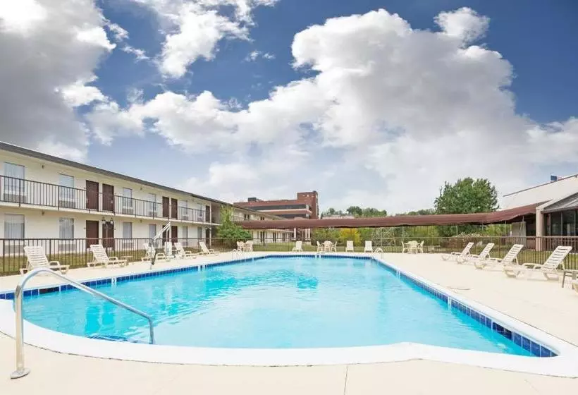 호텔 Ramada By Wyndham Louisville North