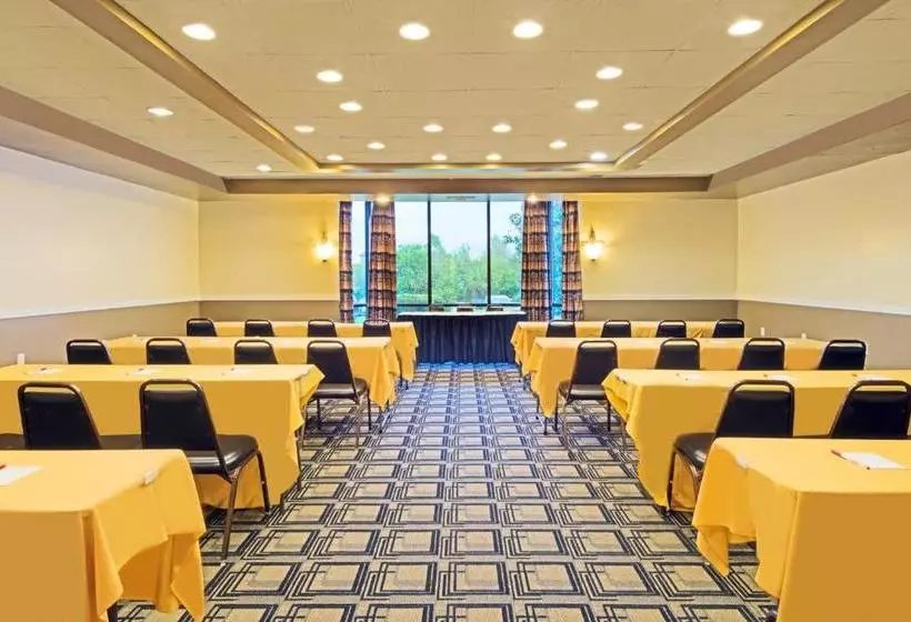 호텔 Ramada By Wyndham Louisville North