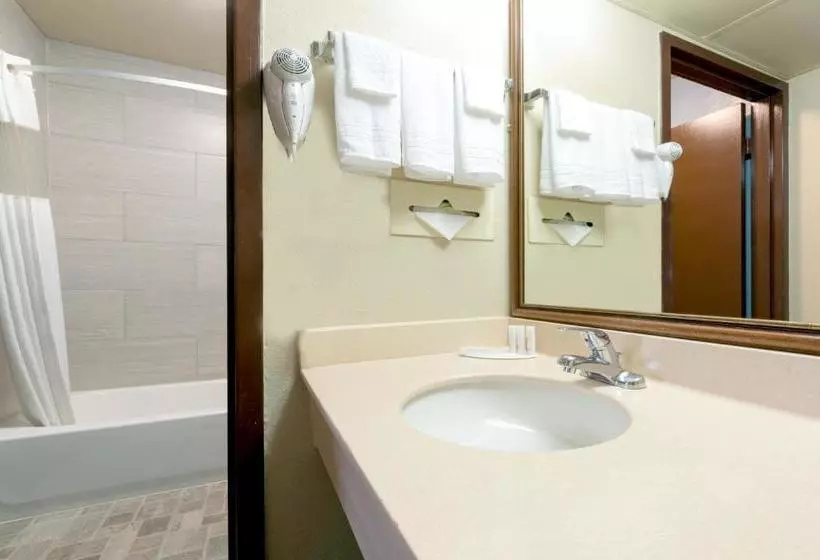 호텔 Ramada By Wyndham Louisville North