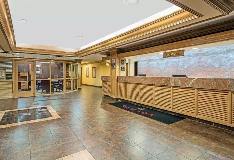 호텔 Ramada By Wyndham Louisville North