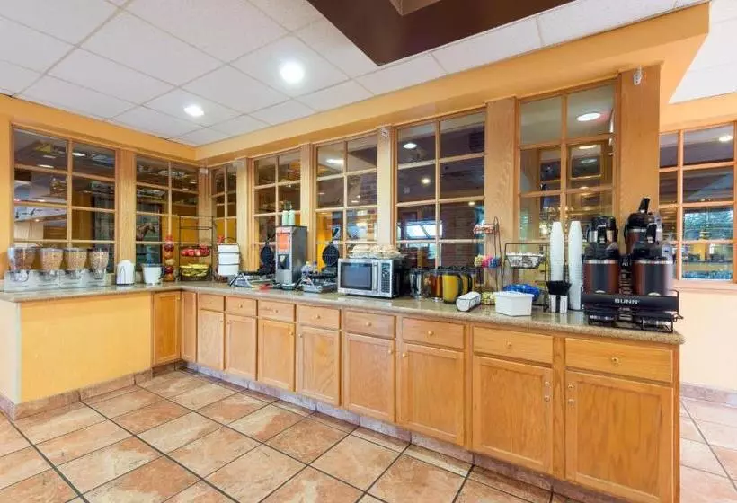 호텔 Ramada By Wyndham Louisville North