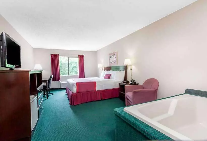 فندق Ramada By Wyndham Tell City