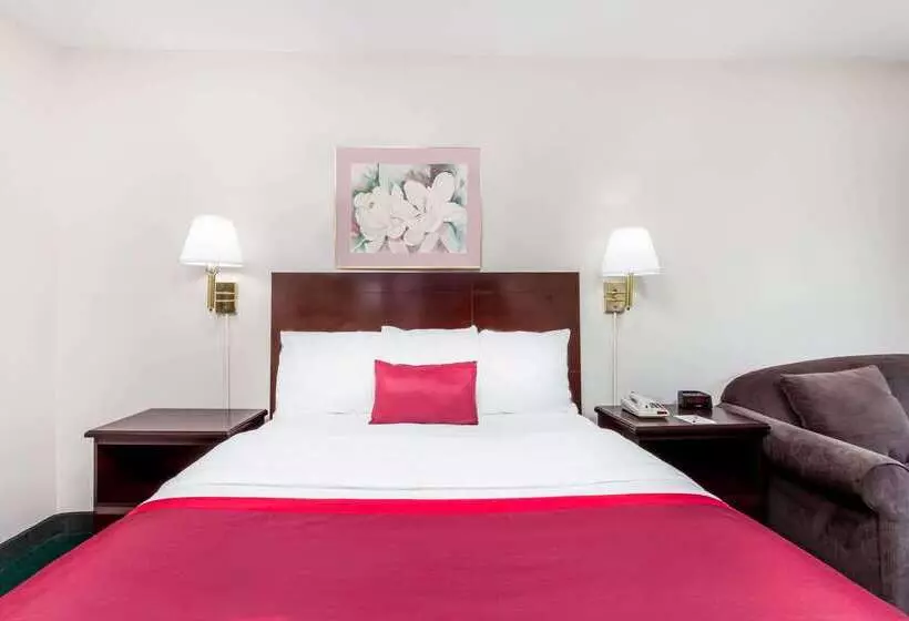 فندق Ramada By Wyndham Tell City