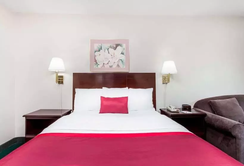 فندق Ramada By Wyndham Tell City