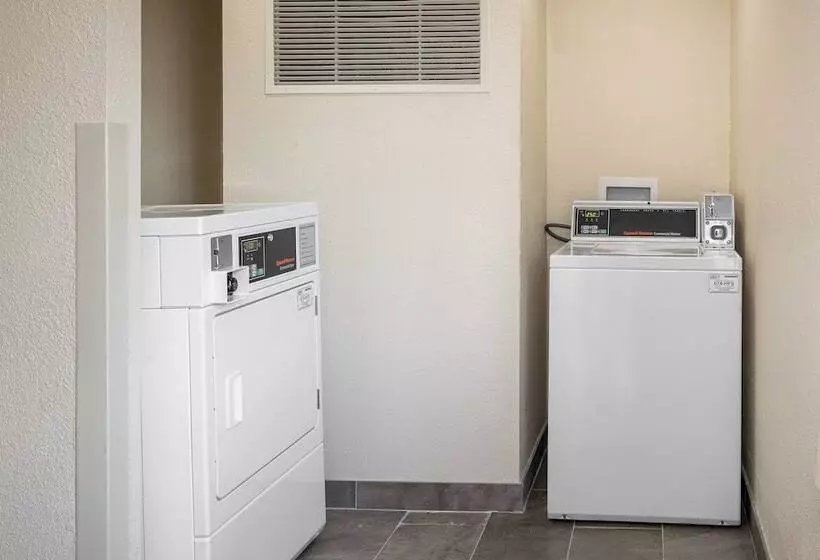 ホテル Red Roof Inn Plus+ Jacksonville – Southpoint