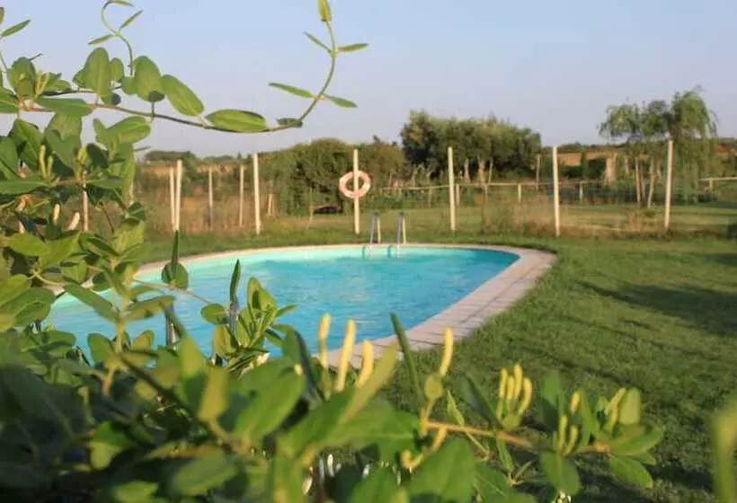 Granja Escola La Perdiu   Hostel