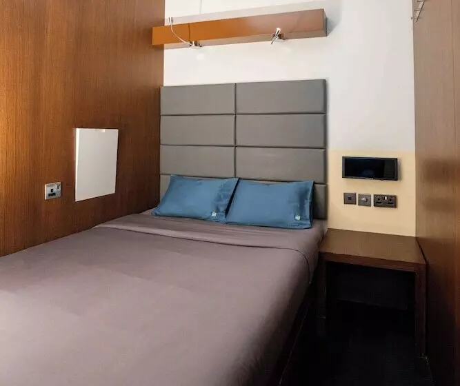 هتل Sleep  N Fly Sleep Lounge, A Gates Terminal 3   Transit Only