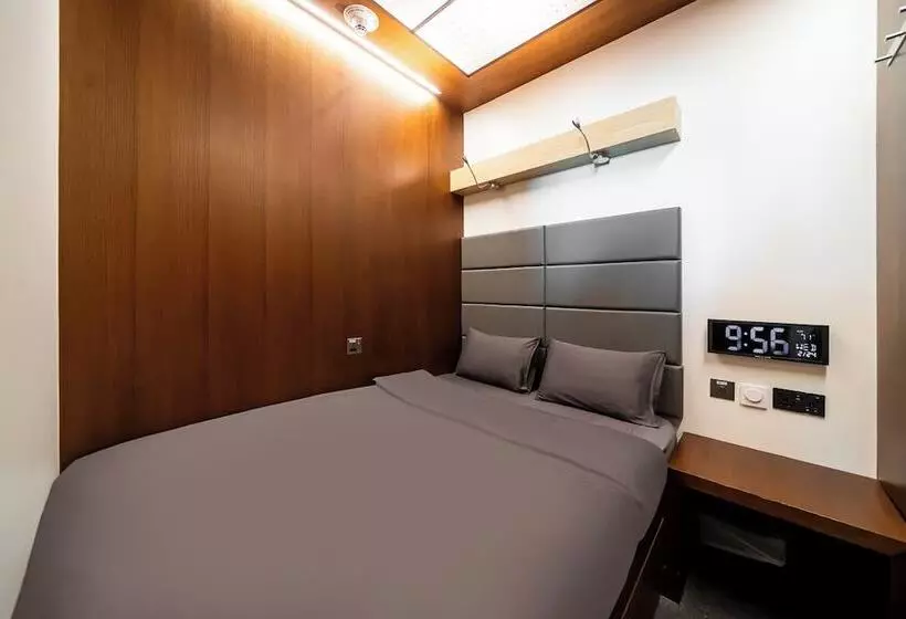 هتل Sleep  N Fly Sleep Lounge, A Gates Terminal 3   Transit Only