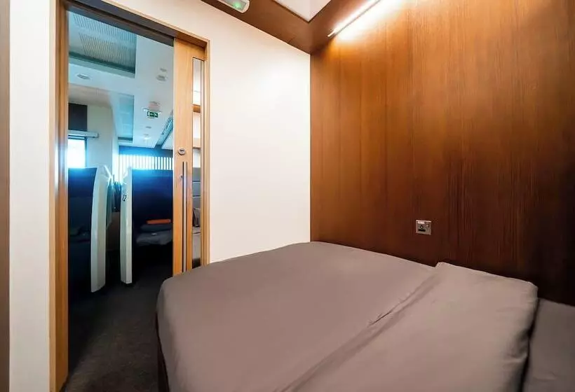 هتل Sleep  N Fly Sleep Lounge, A Gates Terminal 3   Transit Only