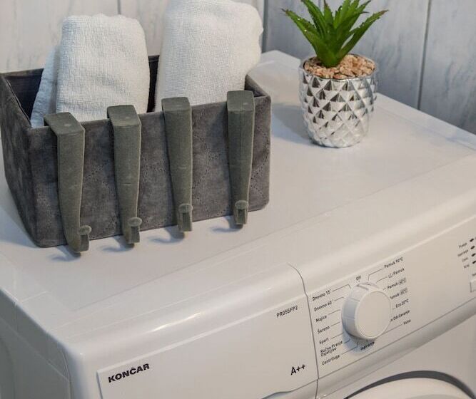 Bright 2bdr Apt Near Main Bus Station Free Parking