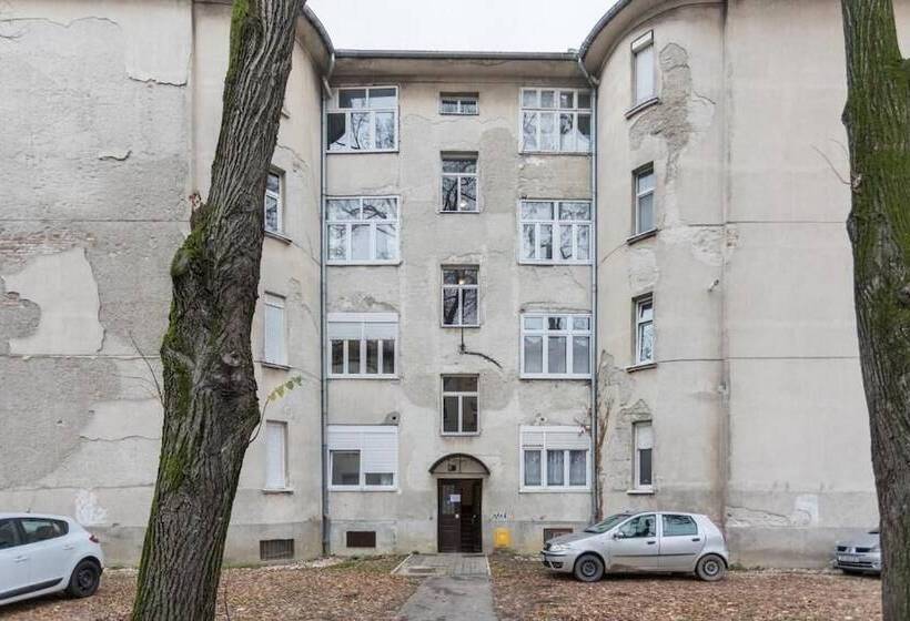 Bright 2bdr Apt Near Main Bus Station Free Parking