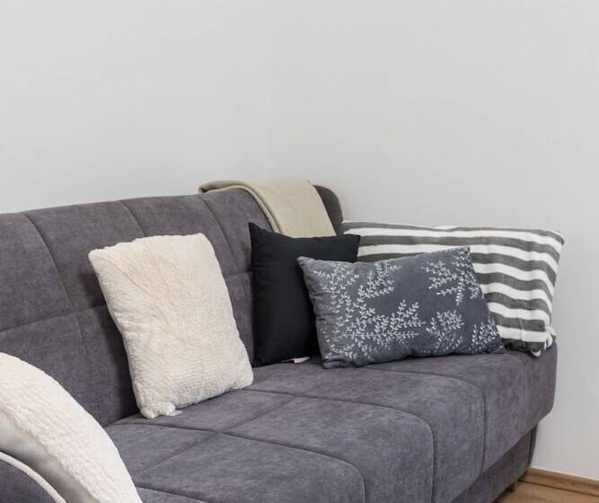 Bright 2bdr Apt Near Main Bus Station Free Parking