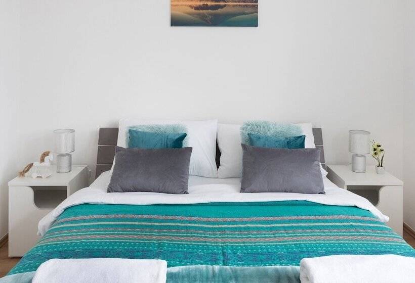 Bright 2bdr Apt Near Main Bus Station Free Parking