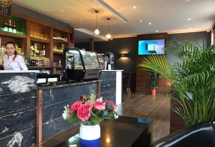 Eagle Hotel Luton Airport