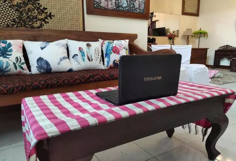 هتل Spot On 2789 Omah Jenitra Syariah