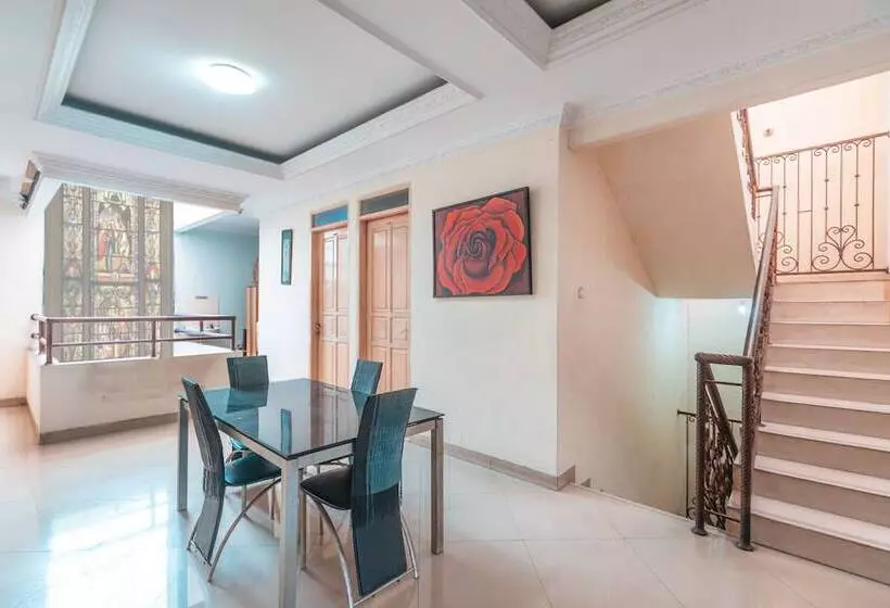 ホテル Mulia Raja Kost Near Eka Hospital Bsd