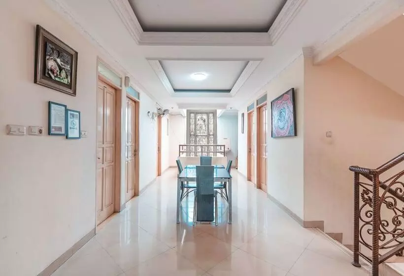 ホテル Mulia Raja Kost Near Eka Hospital Bsd