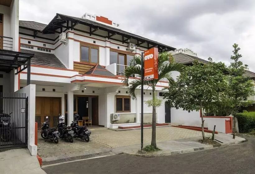 ホテル Oyo 2728 Sinulingga Residence