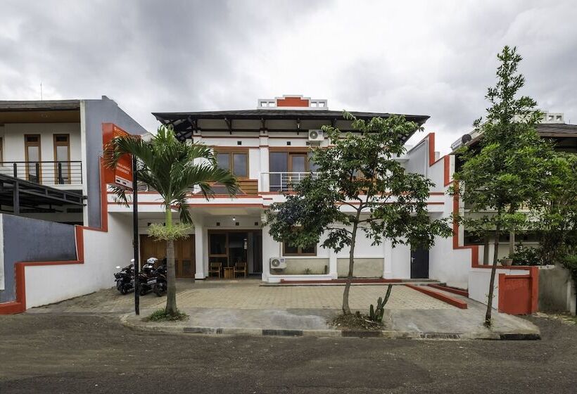 Hotel Oyo 2728 Sinulingga Residence