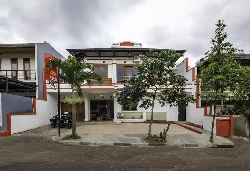 ホテル Oyo 2728 Sinulingga Residence