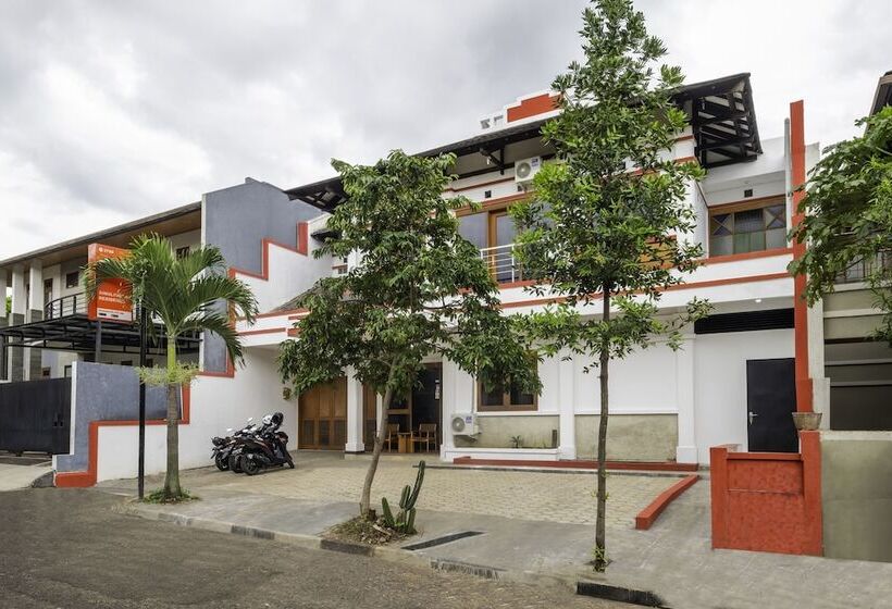 Hotel Oyo 2728 Sinulingga Residence