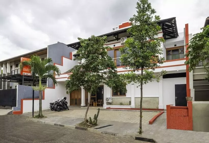 ホテル Oyo 2728 Sinulingga Residence