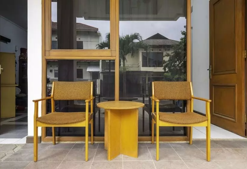 ホテル Oyo 2728 Sinulingga Residence
