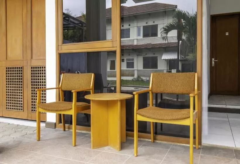 ホテル Oyo 2728 Sinulingga Residence
