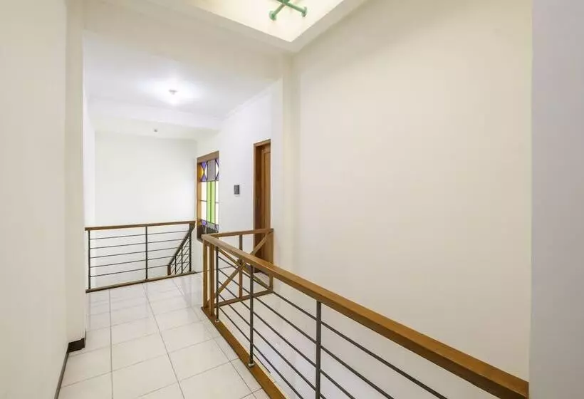 ホテル Oyo 2728 Sinulingga Residence