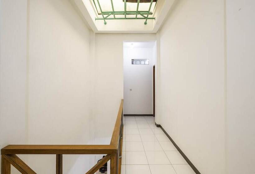 Hotel Oyo 2728 Sinulingga Residence