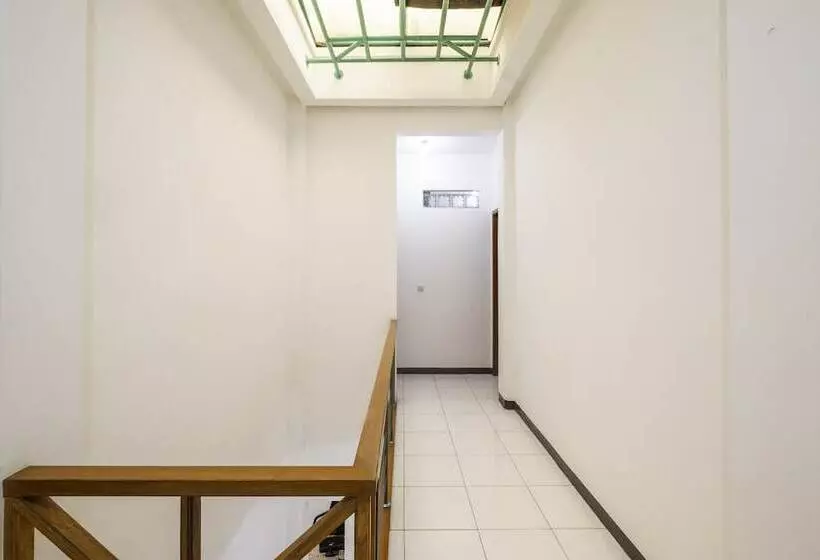 ホテル Oyo 2728 Sinulingga Residence