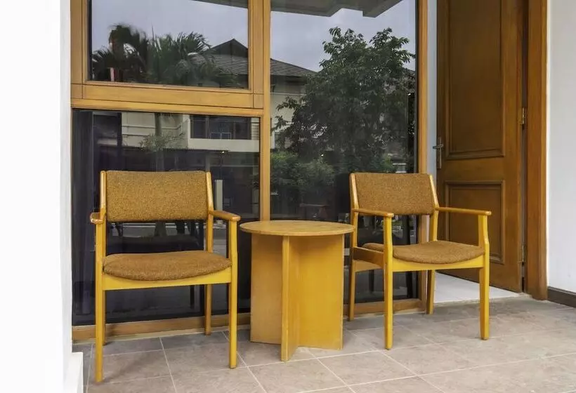 ホテル Oyo 2728 Sinulingga Residence