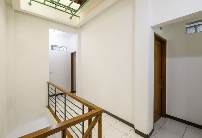 Hotel Oyo 2728 Sinulingga Residence