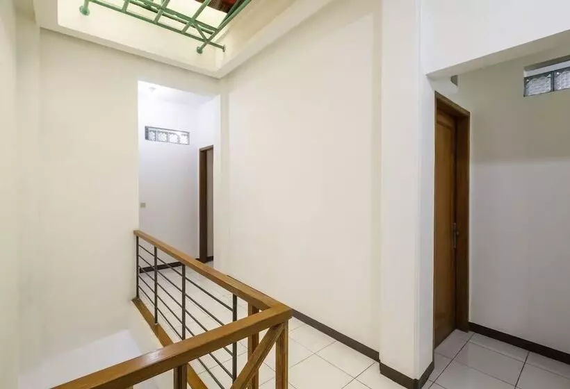 ホテル Oyo 2728 Sinulingga Residence