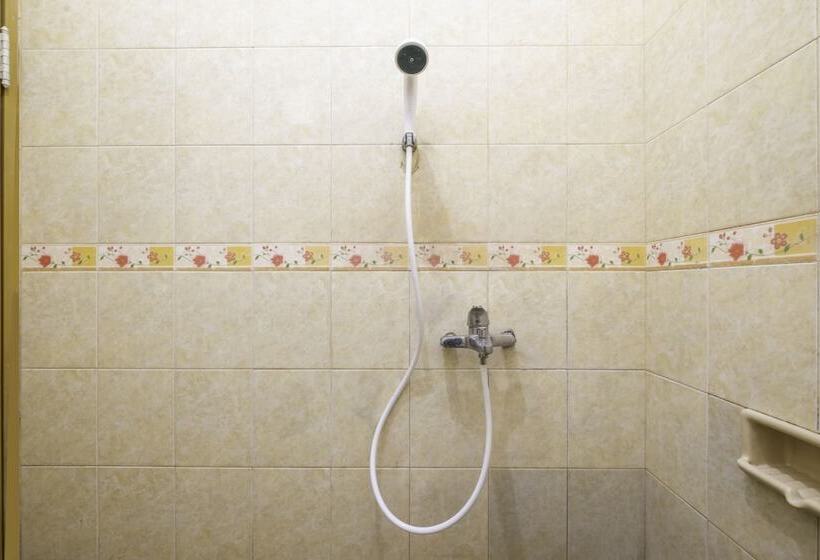 Hotel Oyo 2728 Sinulingga Residence