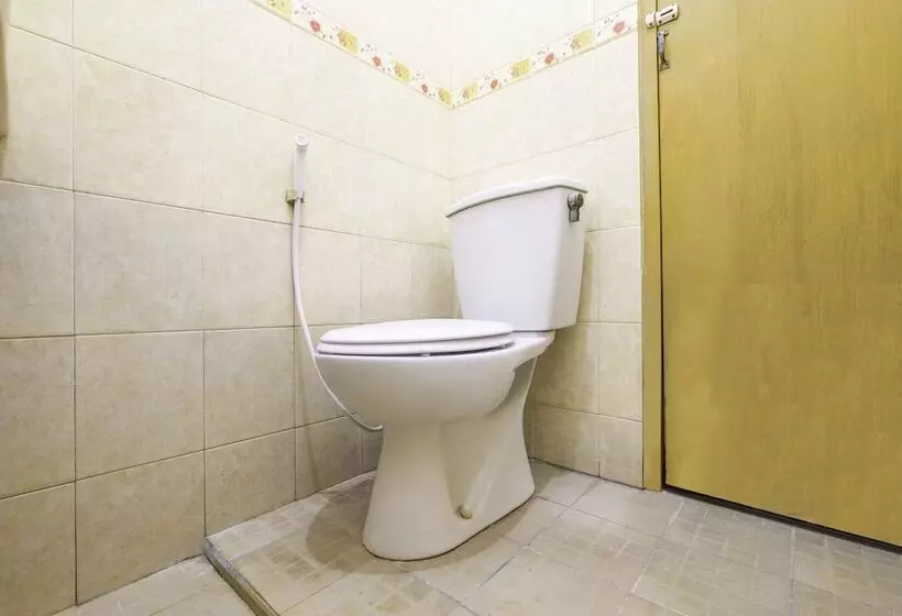 ホテル Oyo 2728 Sinulingga Residence