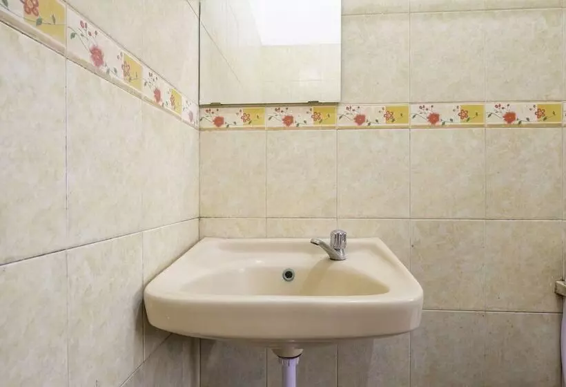 ホテル Oyo 2728 Sinulingga Residence