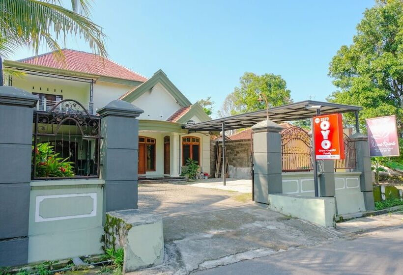 Hotell Oyo 2570 Griya Kinanthi Family