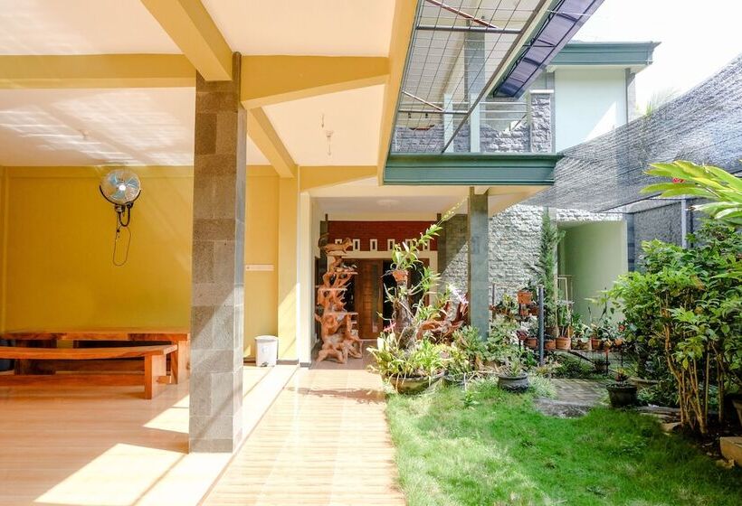 Hotell Oyo 2570 Griya Kinanthi Family