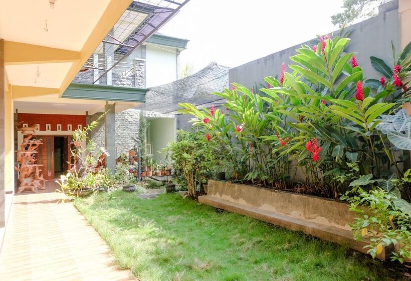 Hotell Oyo 2570 Griya Kinanthi Family