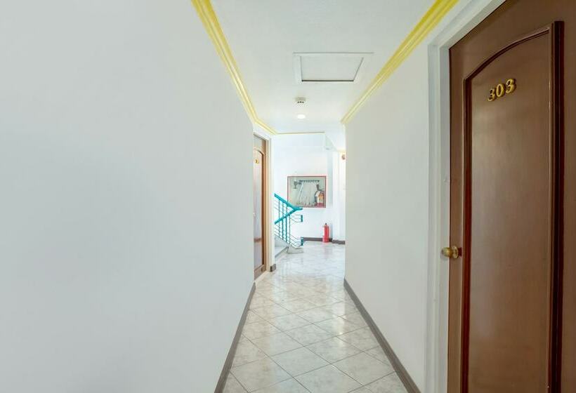 בית מלון כפרי Oyo 496 D Abirus Inn