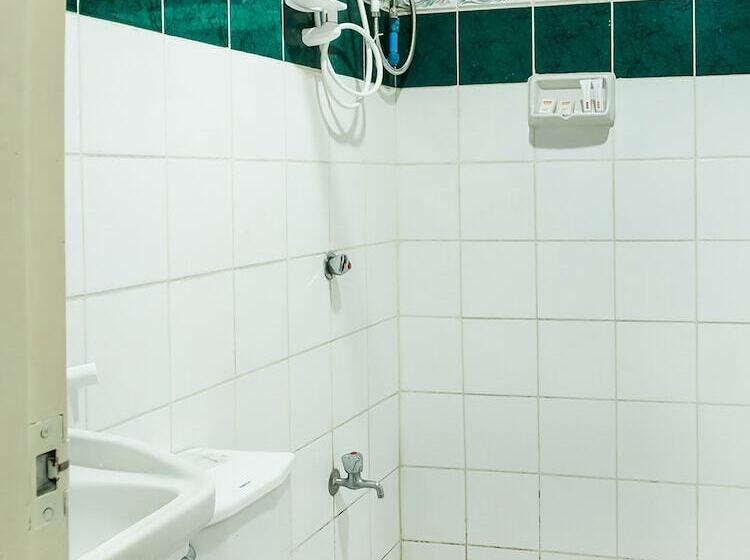 בית מלון כפרי Oyo 496 D Abirus Inn