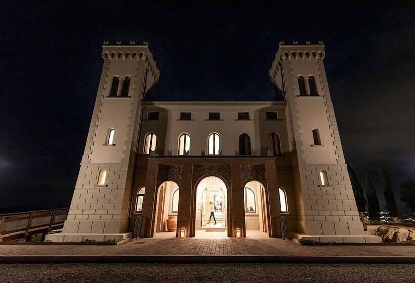 酒店 Castello Bonaria Wine & Spa Resort